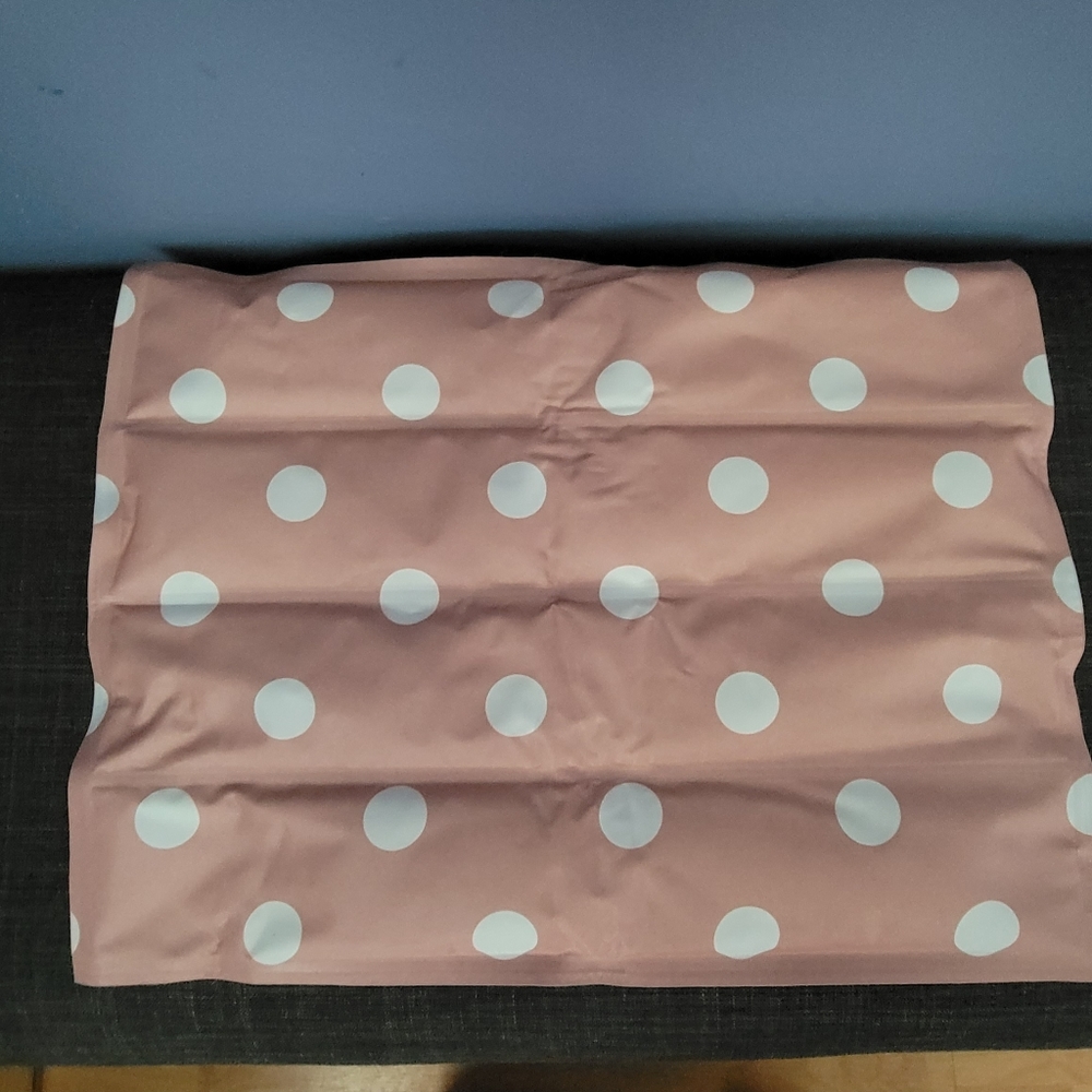 ❗CLOSET LIQUIDATION❗️NIB Self cooling pet mat (Pink Polka dot)